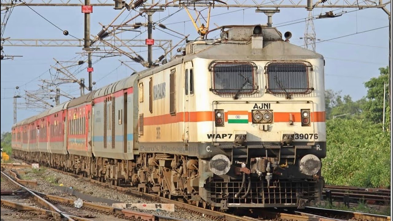 15 ǏŃ 1 RAILROADS ACTIONS : MULTIPLE TRAINS CROSSING RAILWAY AT SPEED.