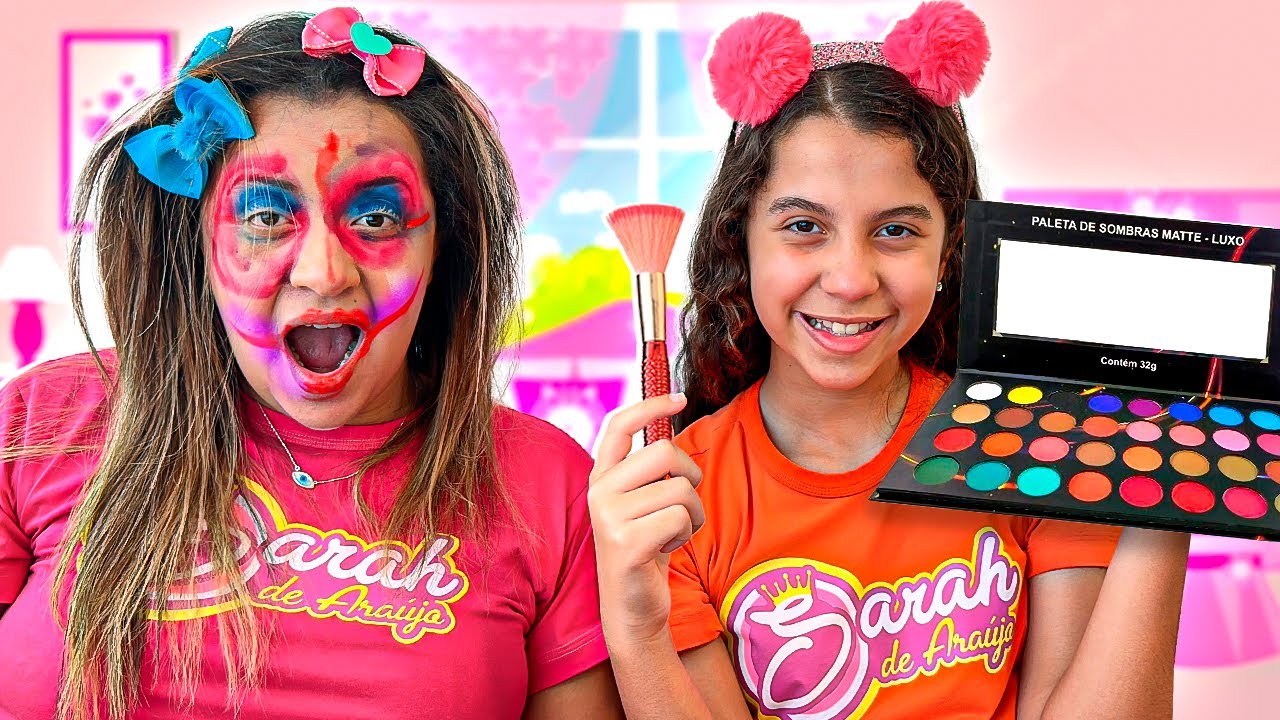 SARAH FINGE BRINCAR de MAQUIADORA e ajuda a MAMÃE | Pretend Play Makeup Toys