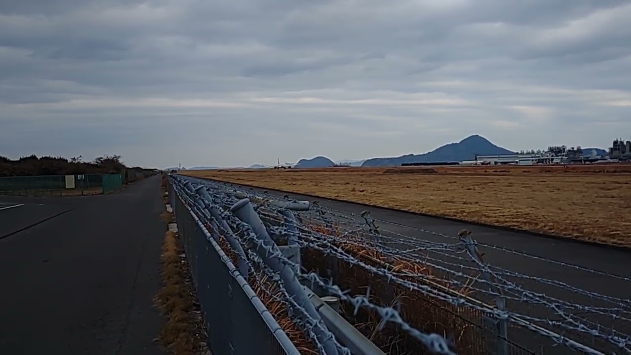 松山空港583便着陸（JA825A）