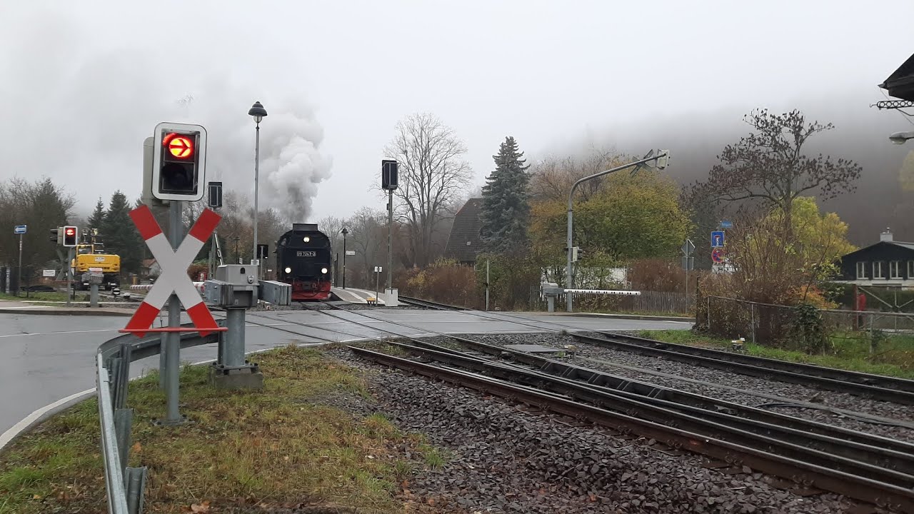 99 7247 - 2 am Bahnhof Hasserode in Wernigerode.Laut halt es aus dem Harzer Wald. Doch h&ouml;rt selbst.