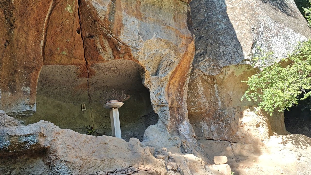 Dighe etrusche. Grotta delle Monache. Antico eremo “Cella di Santa Rosa” (Vasanello, VT)