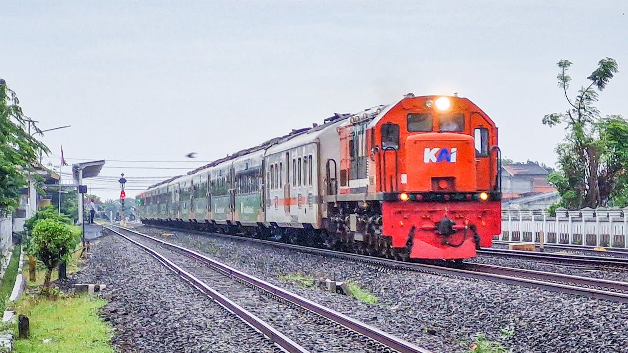 FULL NGEBUT LOKOMOTIF MERAH DINAS KERETA EKSEKUTIF TERJAUH!! Berburu Kereta Pagi di Stasiun Cerme