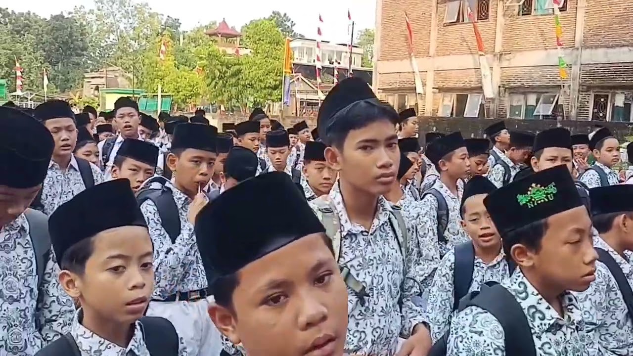 Pembacaan Do'a Saaltu dan Asmaul Husna siswa MTs Tajul Ulum Brabo dihalaman madrasah setiap pagi