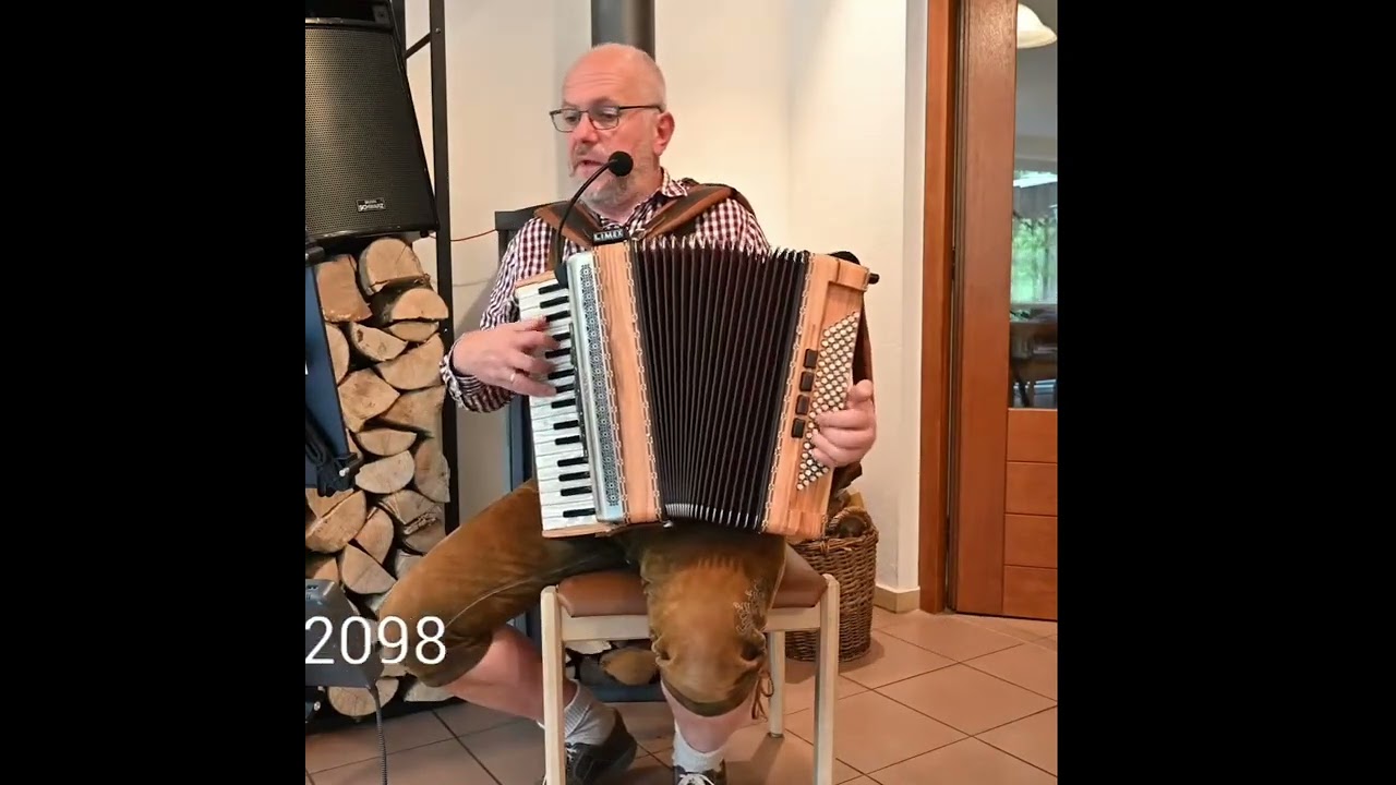 Unter den Kastanien Akkordeon mit dem Rucksackmusikanten