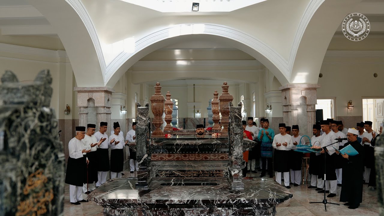 KELUARGA DIRAJA JOHOR ZIARAH MAKAM DIRAJA SEMPENA MENJELANG AIDILFITRI