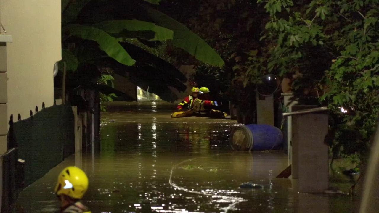 Alluvione a Senigallia, il salvataggio di persone bloccate