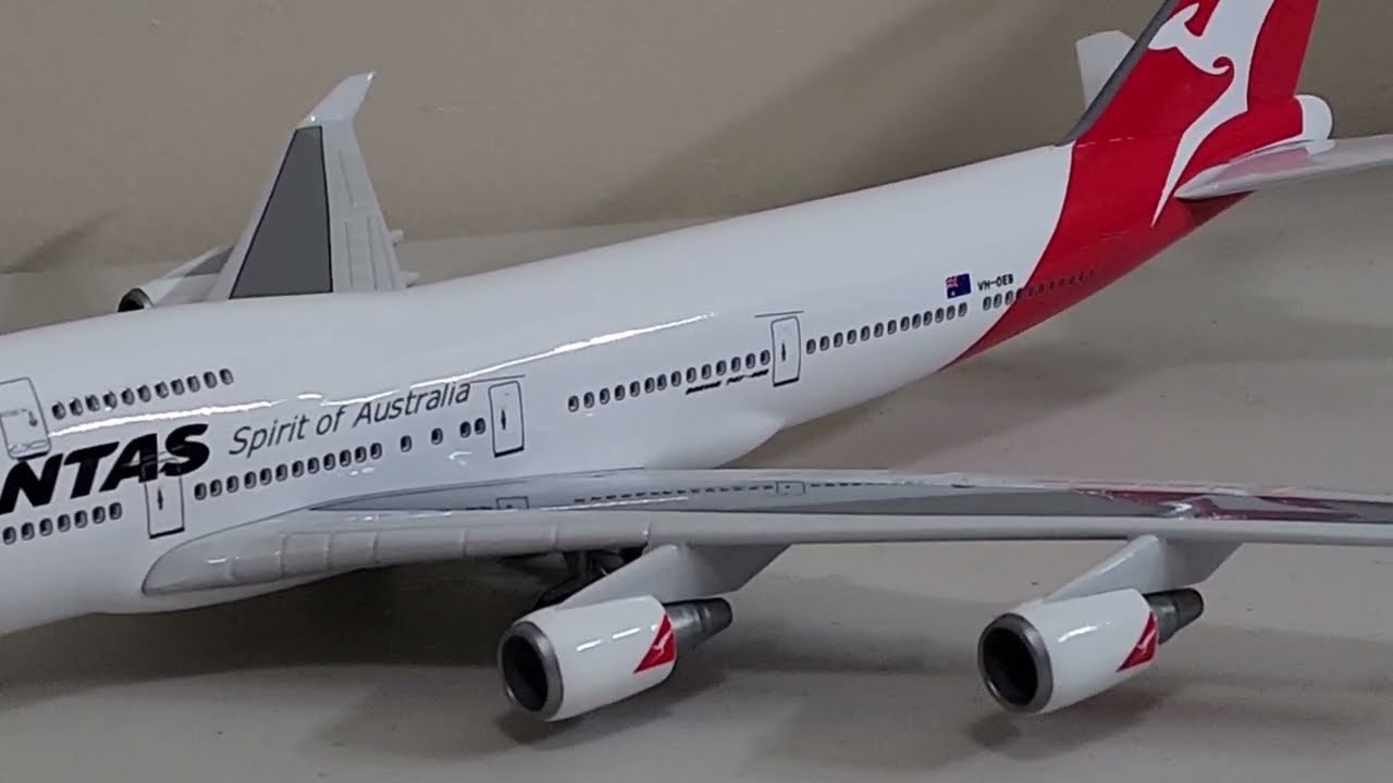 Распаковка и сборка модели самолета Qantas Boeing747-400 в масштабе 1/150