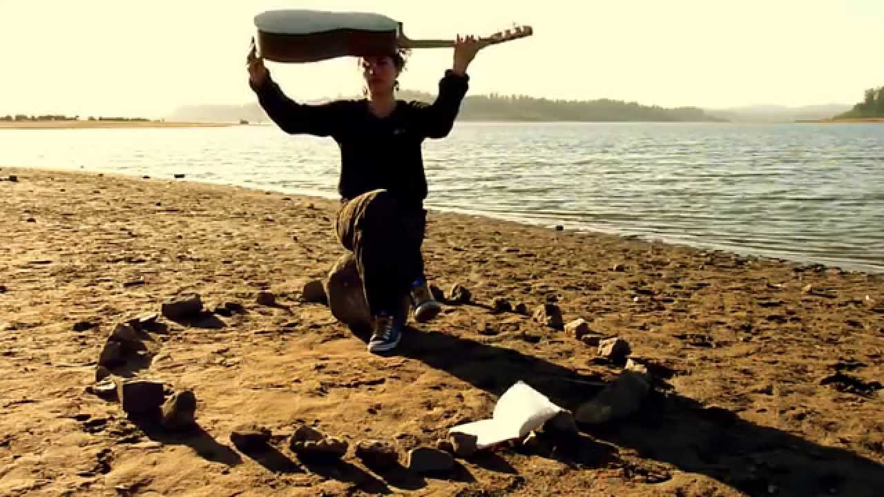 Mora Lucay Sola con el mar
