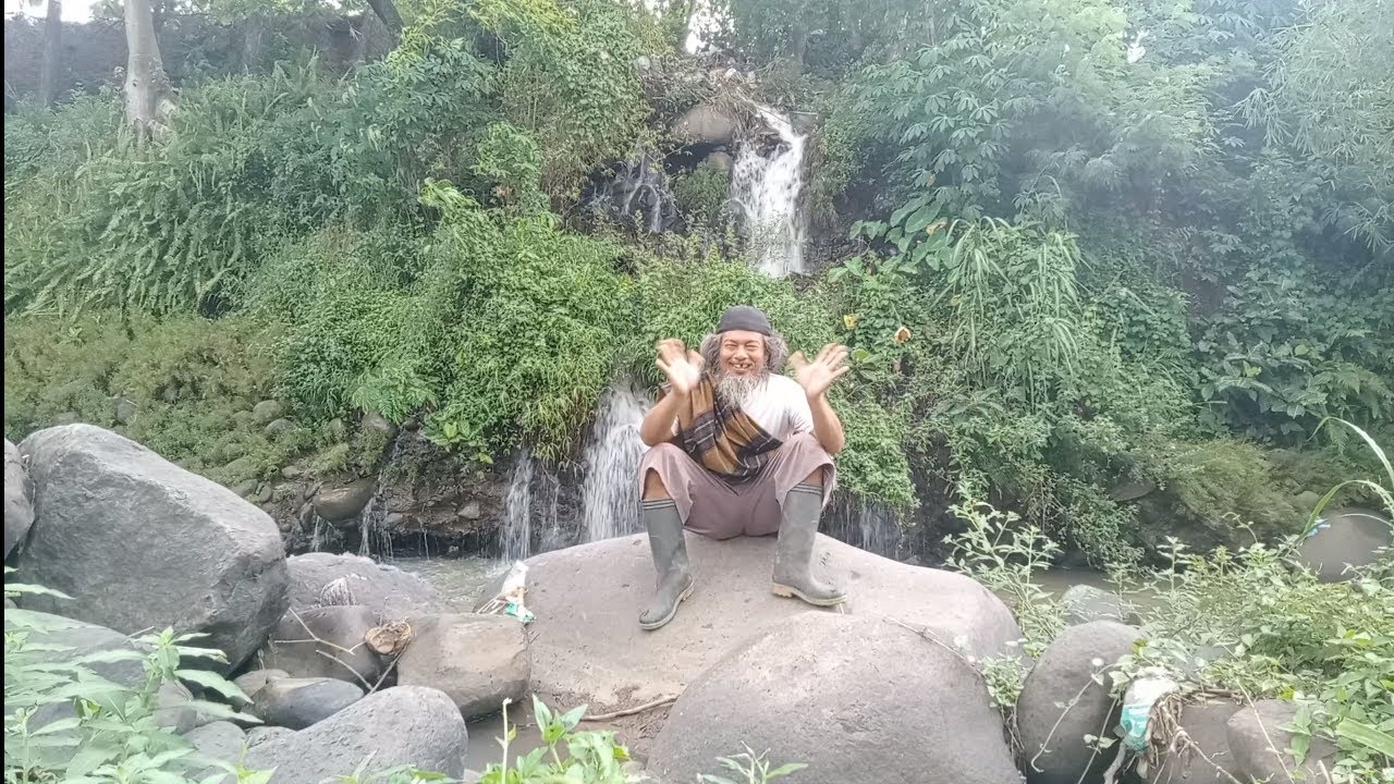 MBAH JENGGOT AWAL PUASA BERMAIN DI SUNGAI BELAKANG RUMAH.!!!