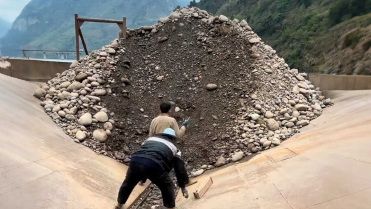 Barge unloading 2690 tons of cobblestone - Relaxing music - Work vlog on the barge