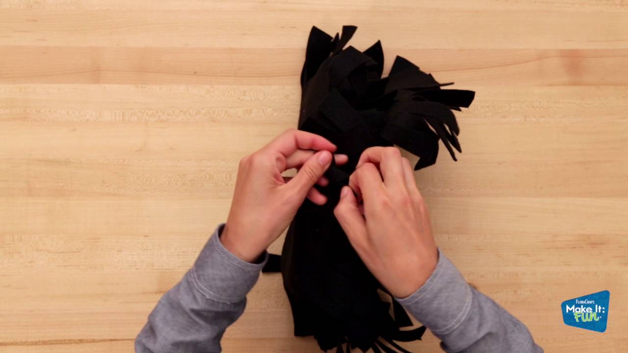 DIY No-Sew Felt Black Cat Halloween Decoration