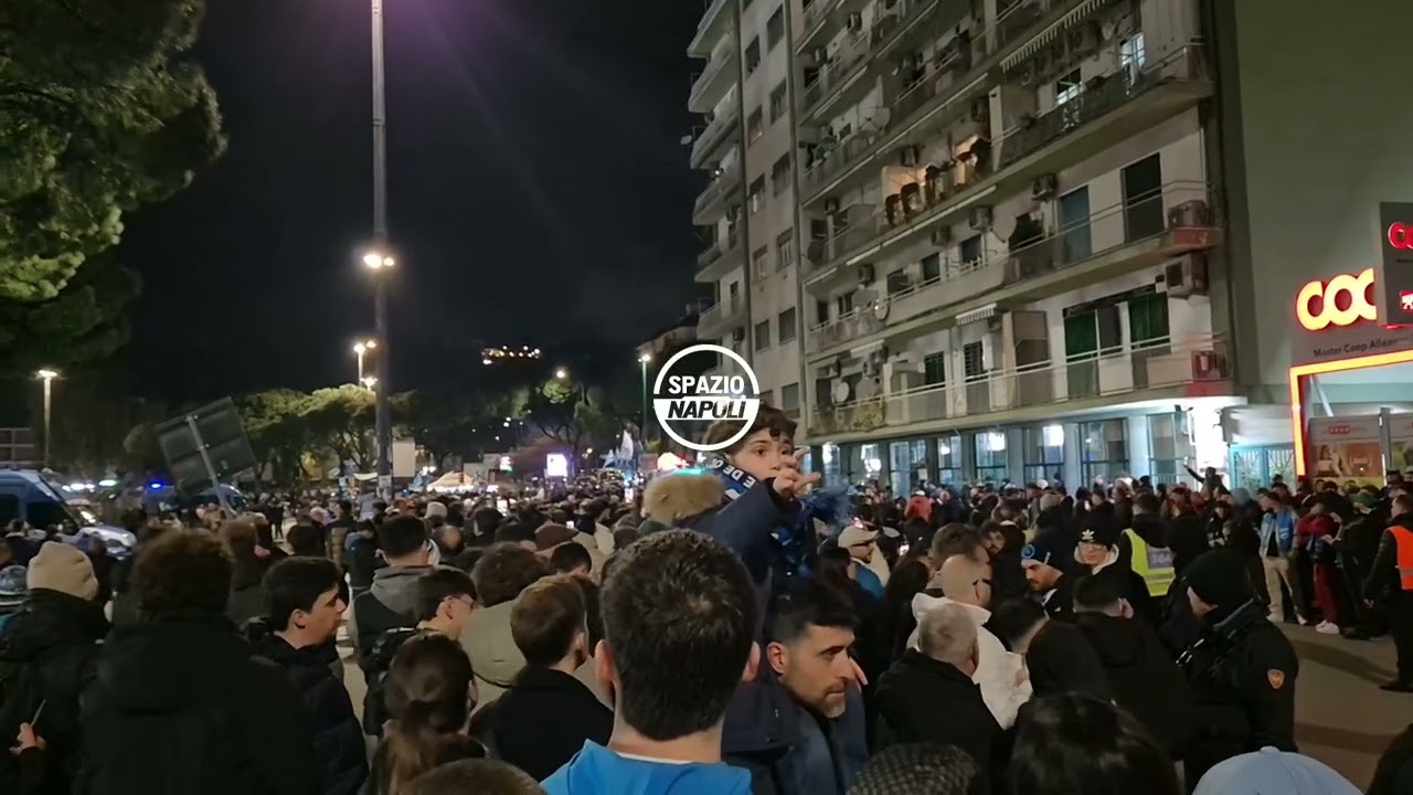 BOLGIA all'esterno del Maradona 🔥 Che accoglienza per il Napoli prima del big match contro la Roma 🤩