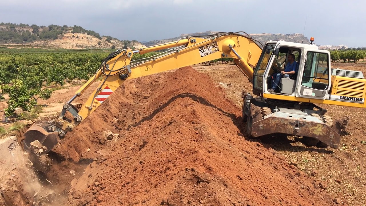 Transformaciones Almenar e Hijos S.L enterrando pared con Liebherr A914B