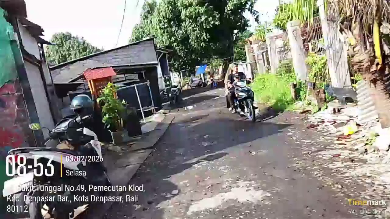Motoran di pemukiman penduduk pinggiran Tukad Badung Imam Bonjol Denpasar Bali.