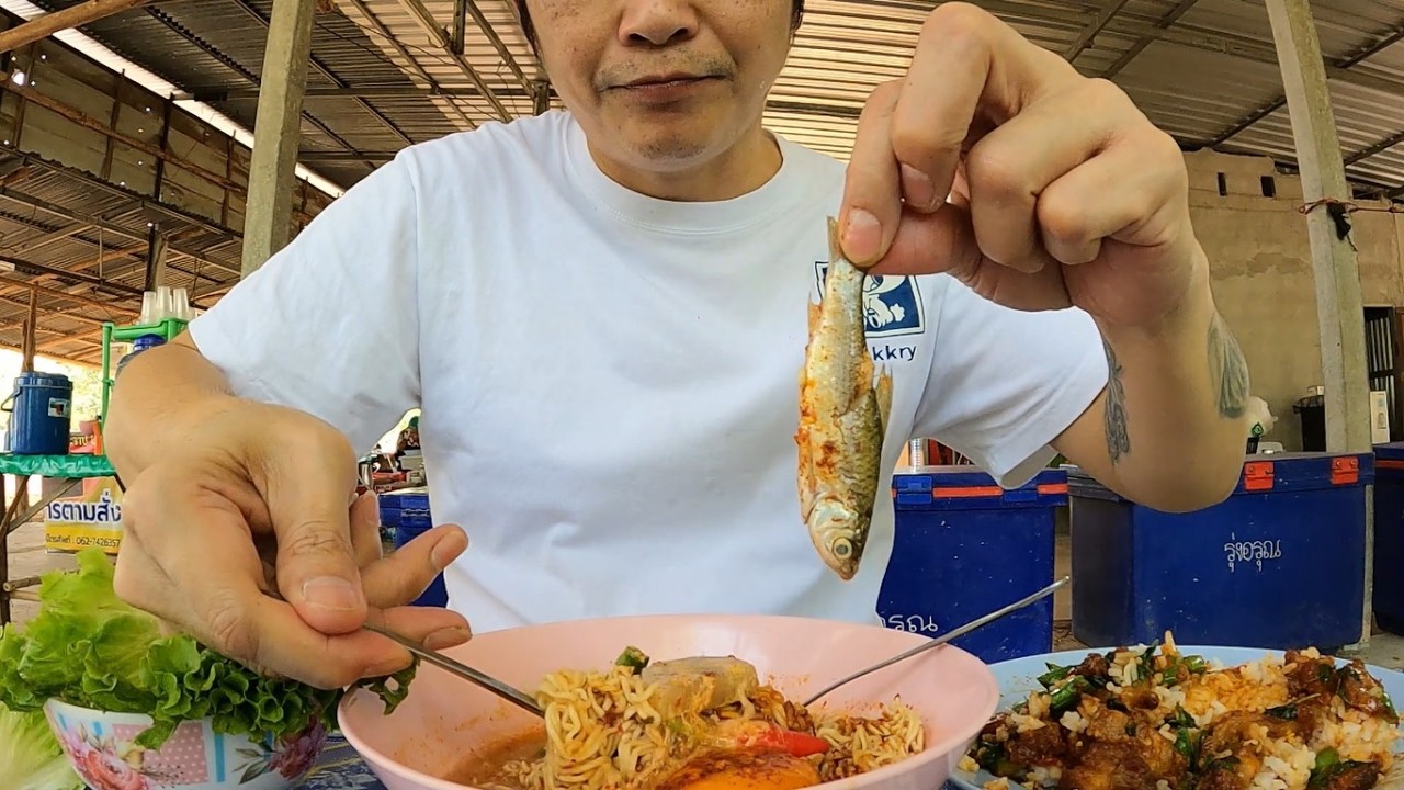 ผัดพริกแกงหมูกรอบ มาม่าปลาขาวดิบ