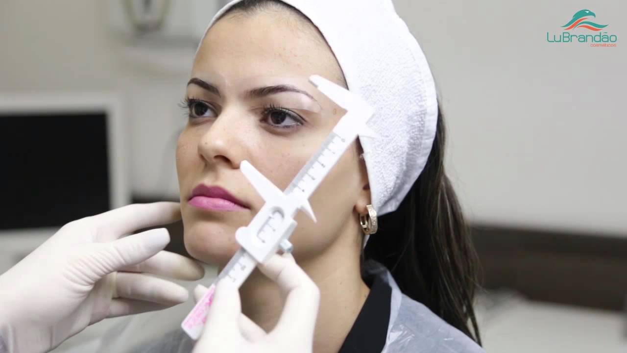 Aplicação de Henna Lu Brandão com moldes adesivos