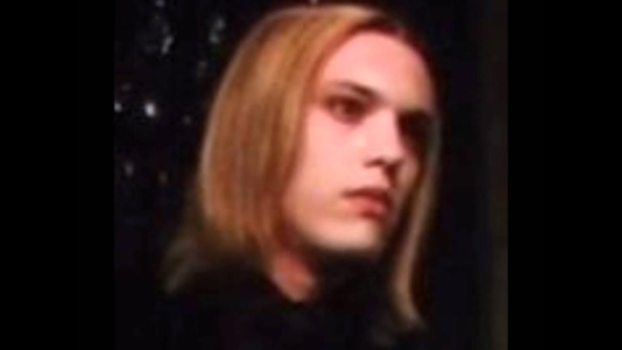 CAIUS VULTURI (KISS ME)