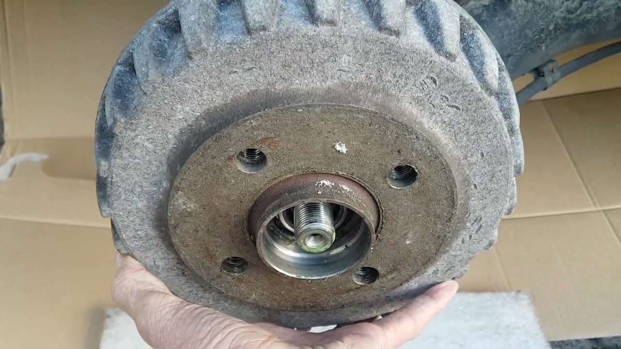 Audi A2 remtrommels demonteren hoe dan?  als het schroefje verdwenen is, maar er stiekem toch in zit