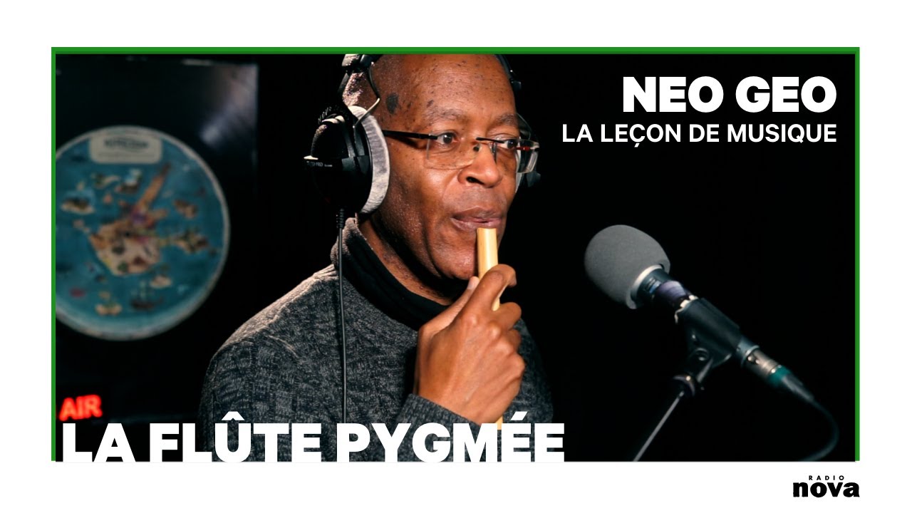 Patrick Bebey nous présente la flûte pygmée | La Leçon de Musique de Néo Géo