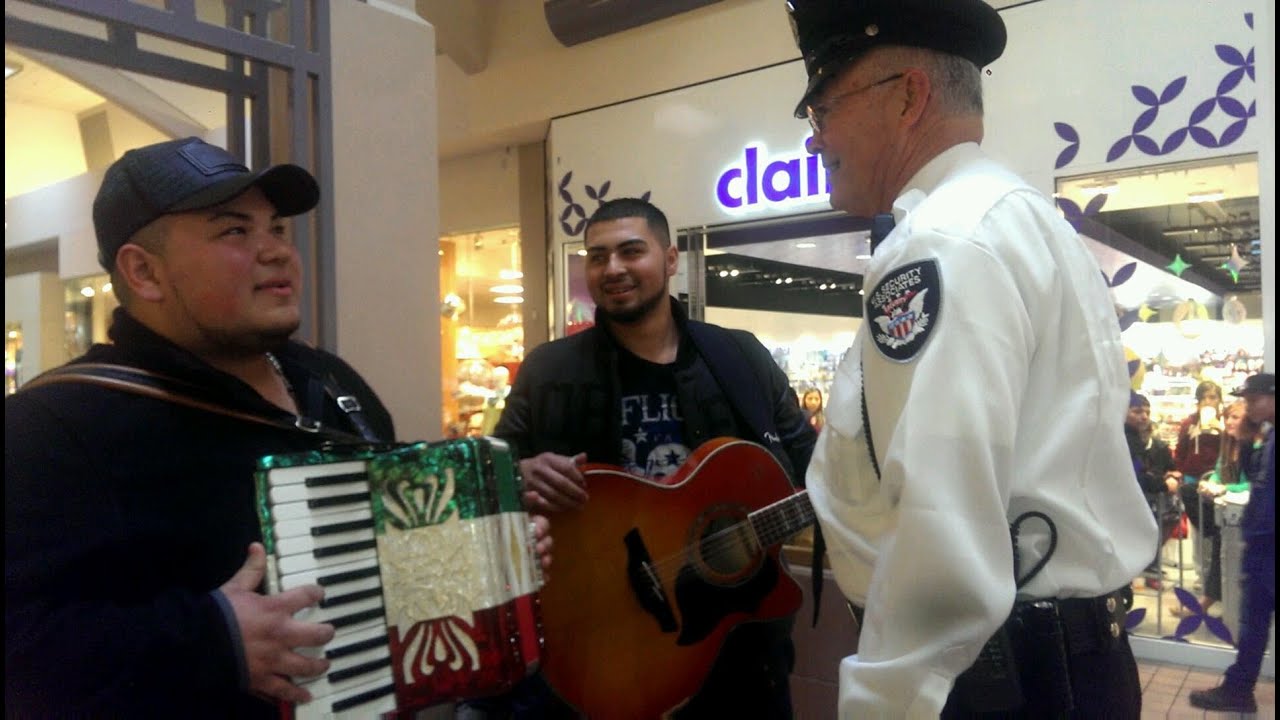 Corridos En La Mall Los Hermanos Marias
