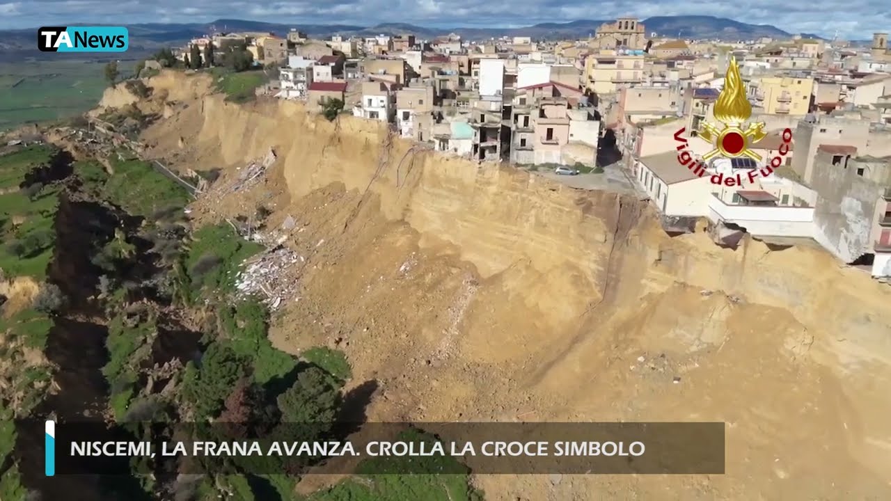 Niscemi, la frana avanza. Crolla la croce simbolo