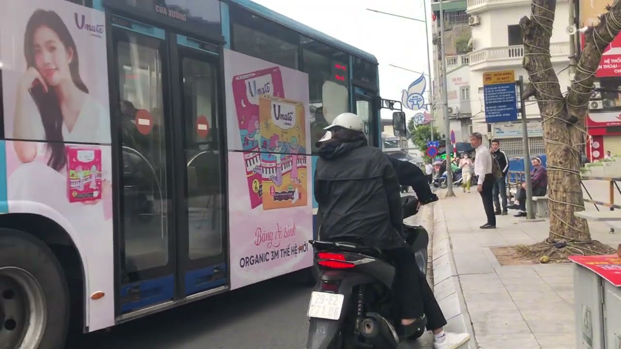 ĐIỂM DỪNG XE BUÝT HÀ NỘI / HANOI BUS STOP / Crossing Street in Vietnam / Hà Nội Giờ Cao Điểm