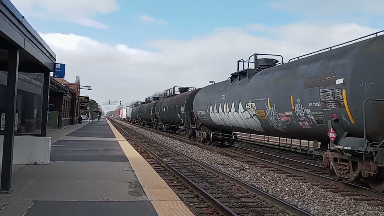Norfolk Southern 4775 leads short manifest at Naperville, IL