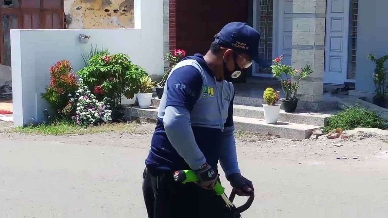 Uji coba mesin potong rumput pakai baterai ..