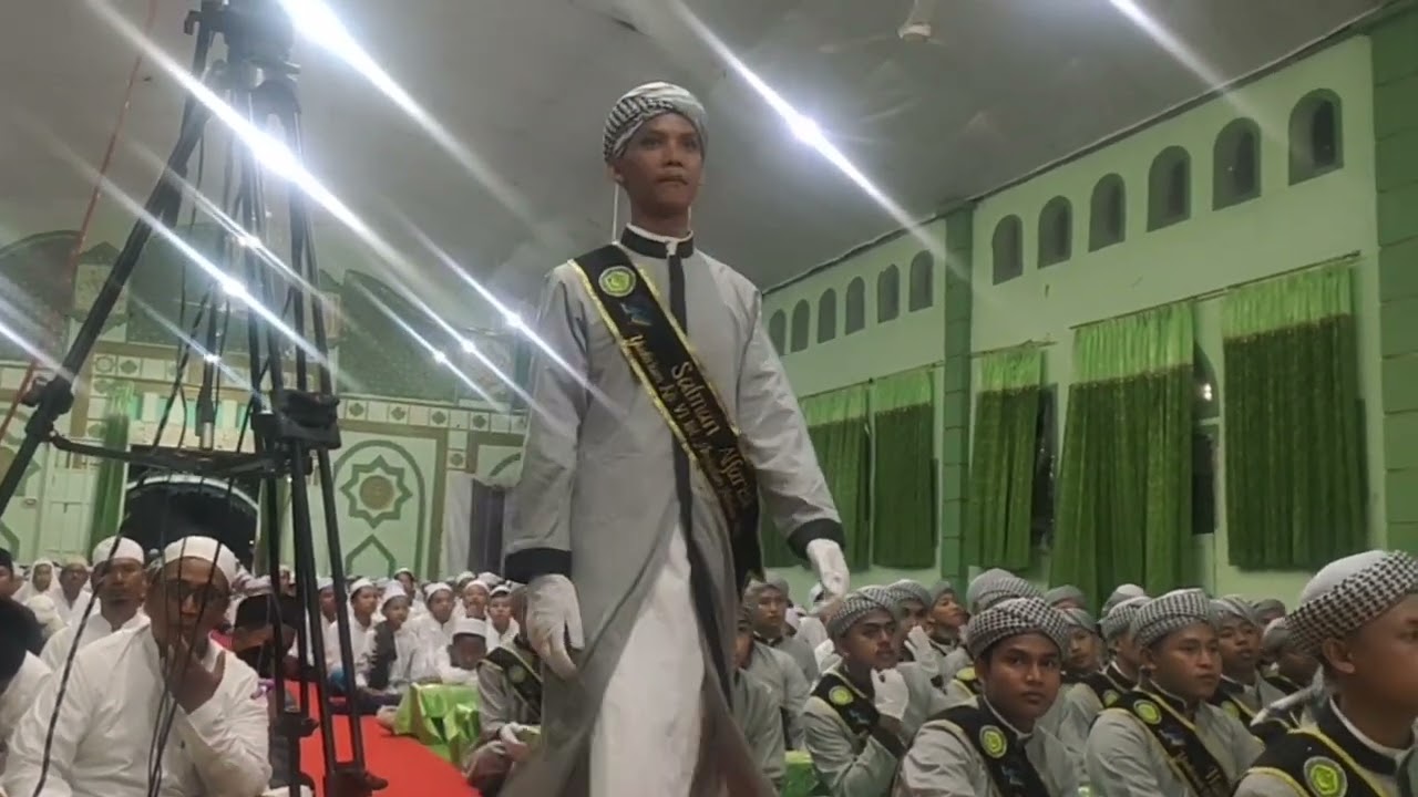 prosesi wisuda ponpes al-mubarok lanbulan