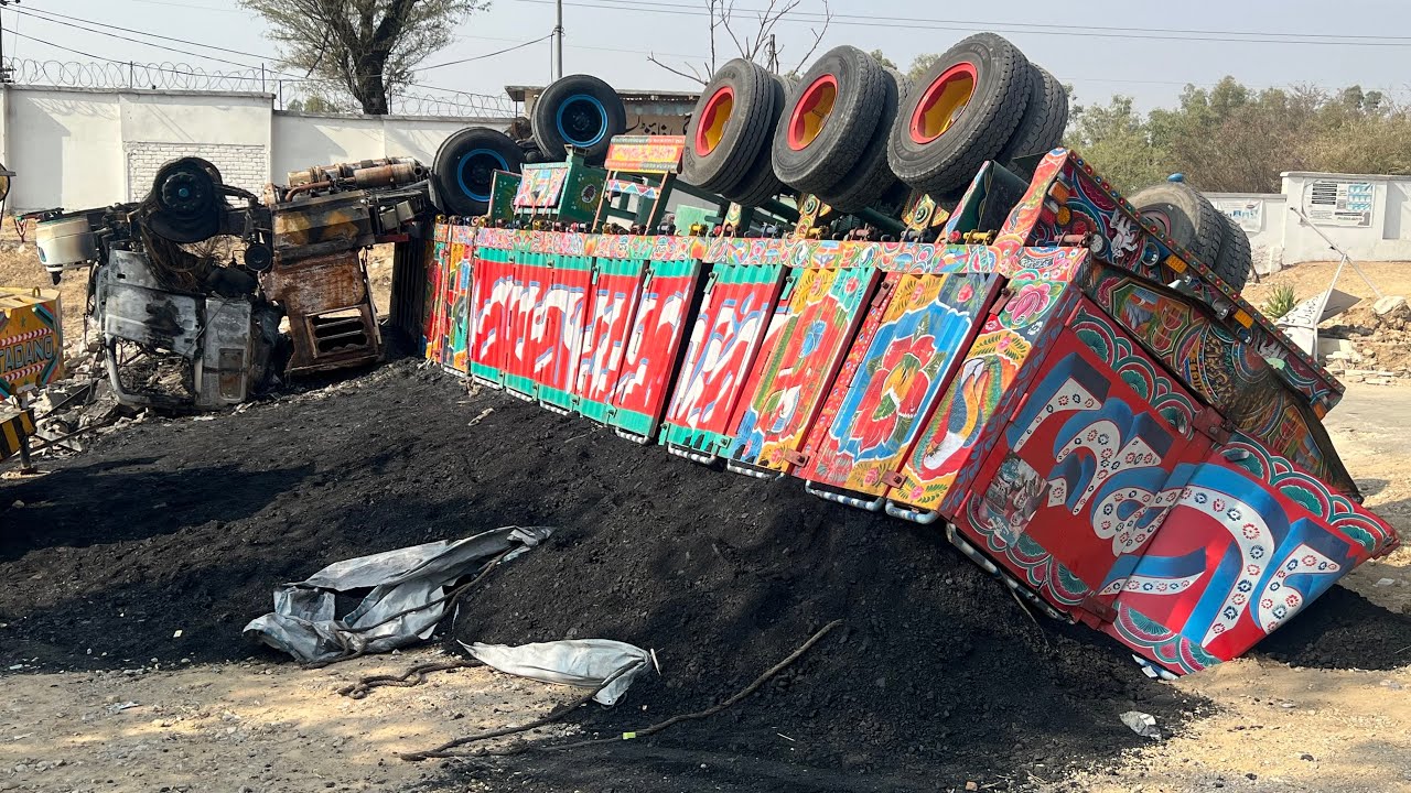 Brake Failed, Truck Hit Pole & Turned Into Fireball | 22-Wheeler Accident