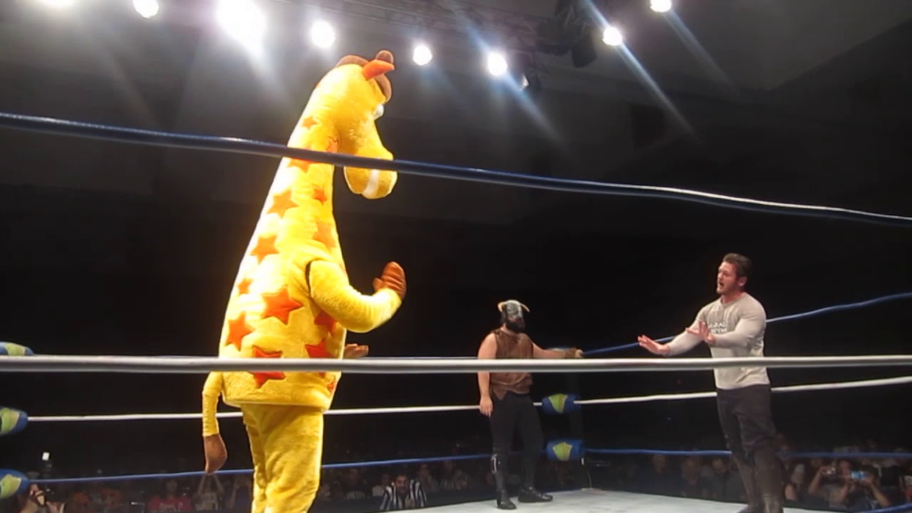 Longer version of Geoffrey the giraffe, Gangrel, FSCW angle that went viral at Florida Supercon