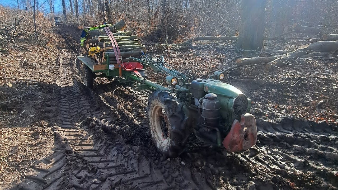 Agria 1900D in Schlamm Völker Triebachsanhänger