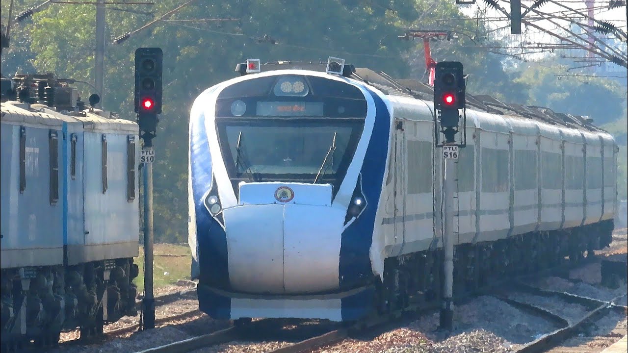 Udaipur Agra Cantt Vande Bharat Express crossing Pathauli on Last Run !!