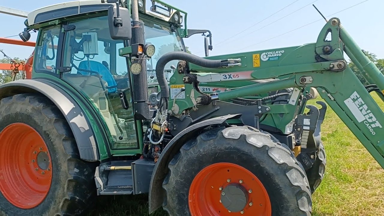 raccolta rotoloni di fieno con Fendt 211