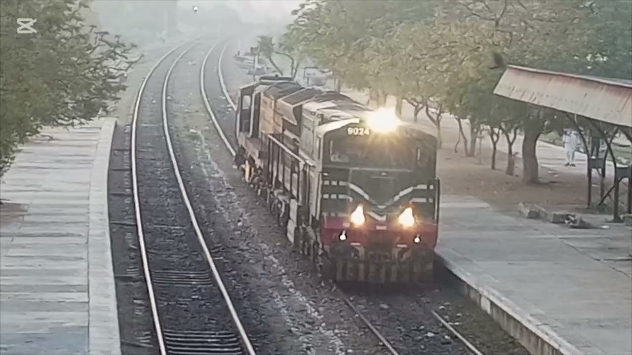 Malir station ka subah ke waqt ek khubsurat Manzar 🚂 #train #videos 