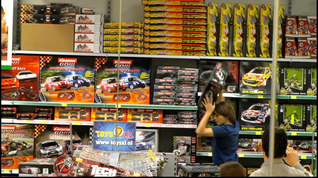 Junior wint 1 minuut gratis winkelen bij Toys XL!