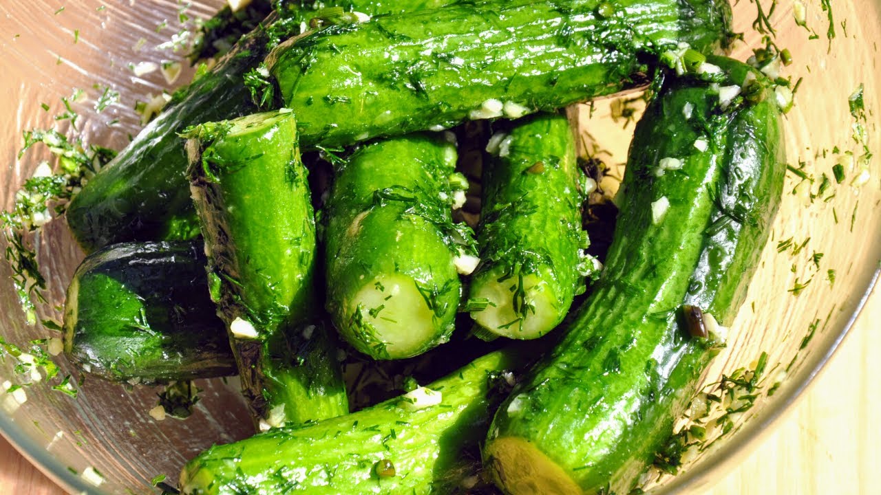 Малосольные огурцы быстрого приготовления за полчаса | самые вкусные огурчики рецепт 🥒 [ENG SUB]
