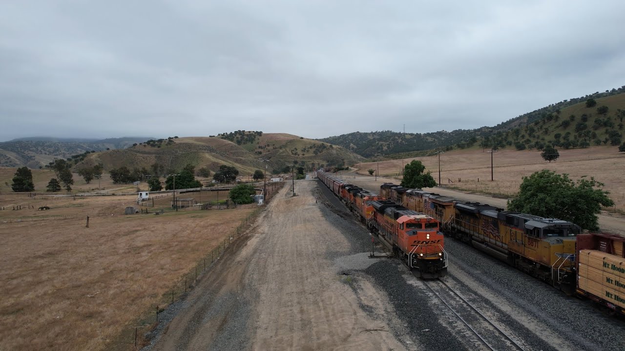 Tehachapi Loop, Cable to Caliente on the Mojave sub via the air in 4k - May 2025.  Grain, manifests
