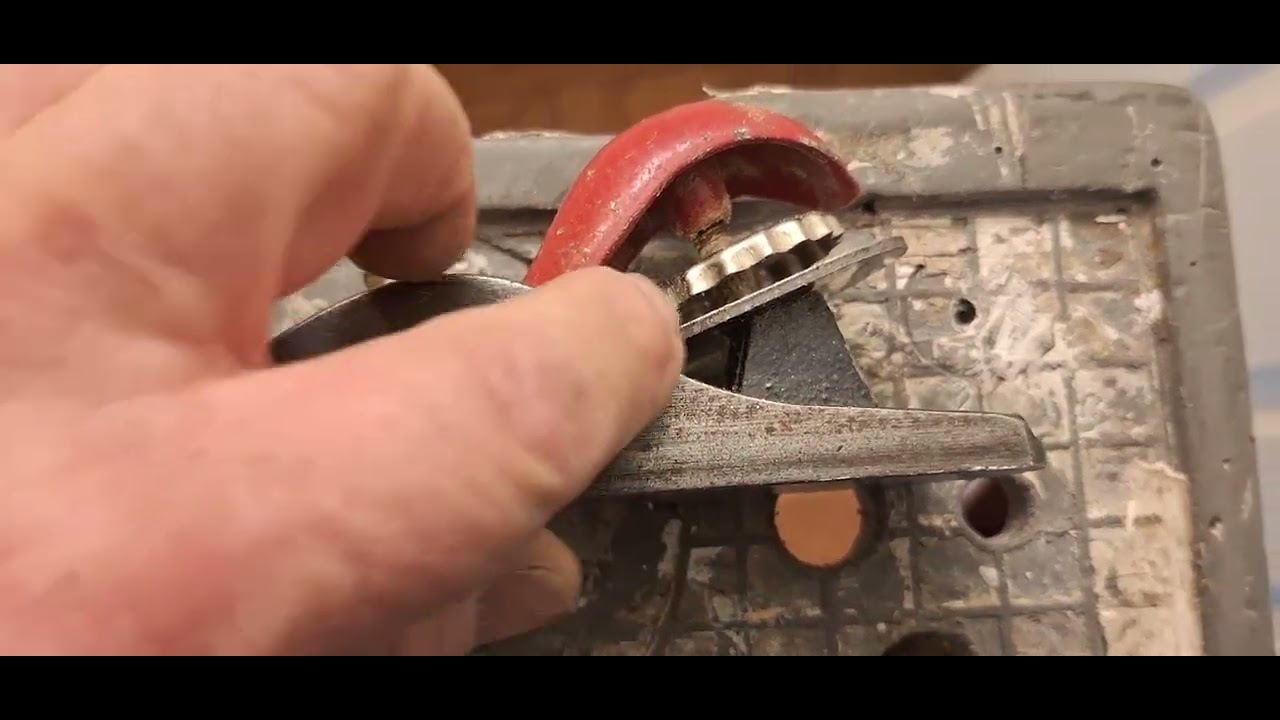 Micro adjustment on a simple block plane