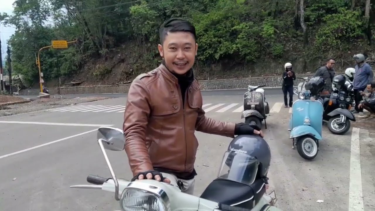 Vespa Klasik Mengaspal di Jalan Baru Sumedang Jawa Barat