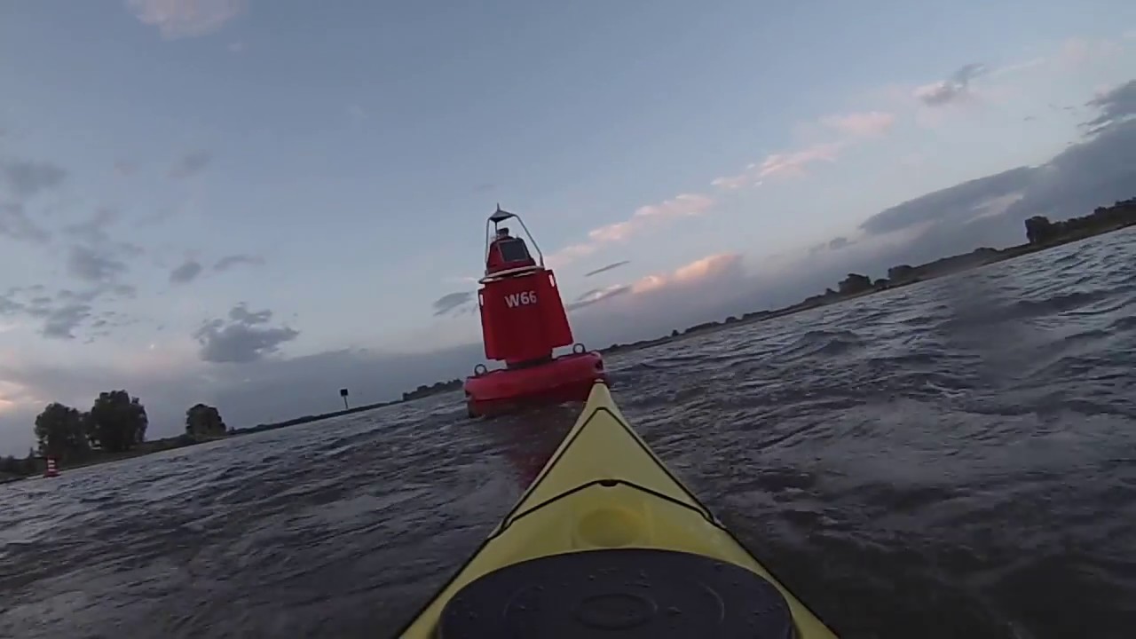 Kayak in de avond op de Waal