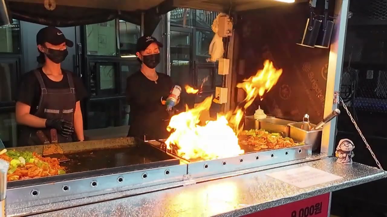 DELICIOUS Jeju street food. Fire Grilled Pork Rind. Seogwipo Maeil Olle Market | EAT | KOREA