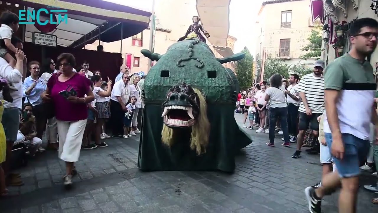 La Tarasca recorre las calles de Toledo
