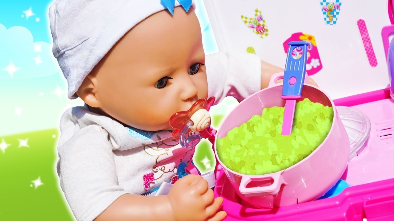 Kız oyunları. Oyuncak bebek Anabelle ile dışarıda oynayalım. Bebek bakma oyunu.