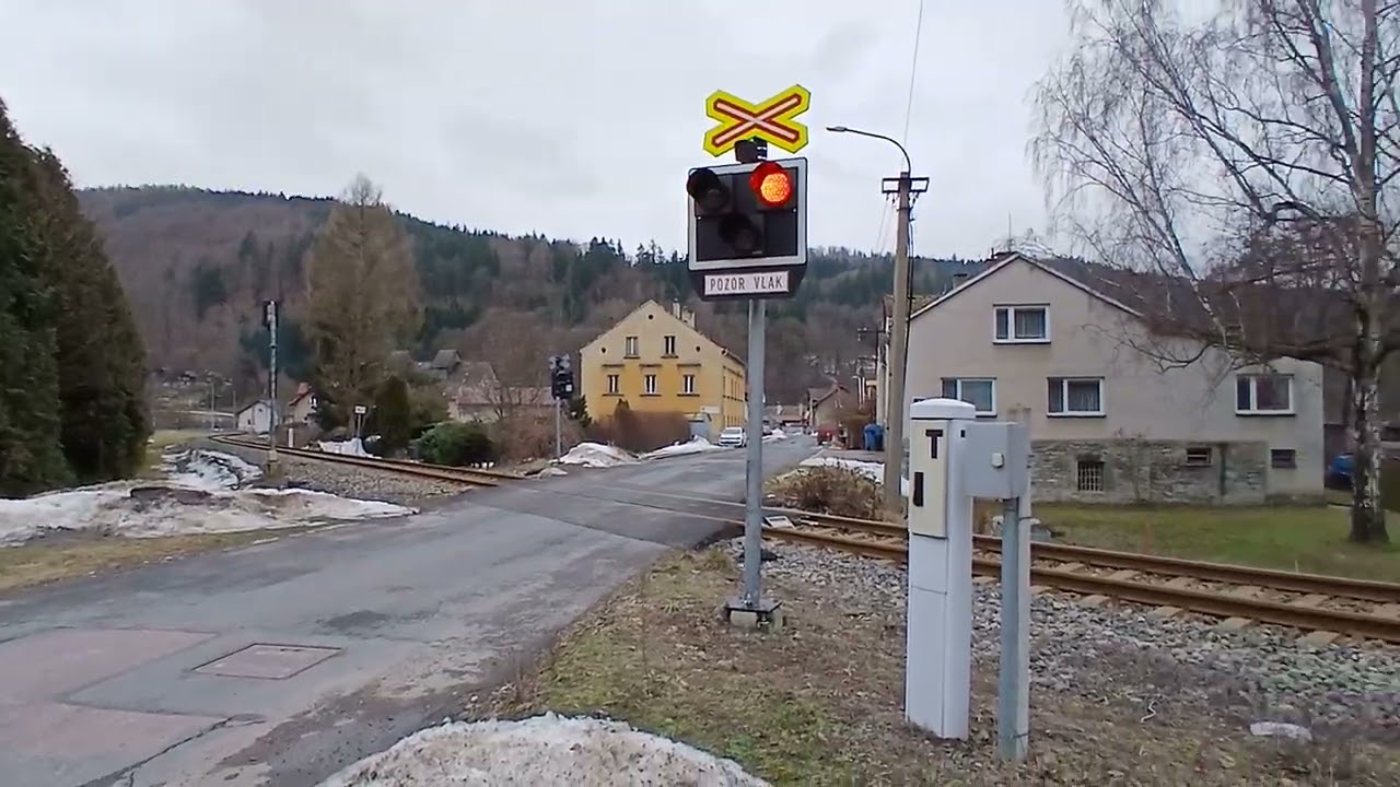 Železniční přejezd Hanušovice. Ulice Dukelská