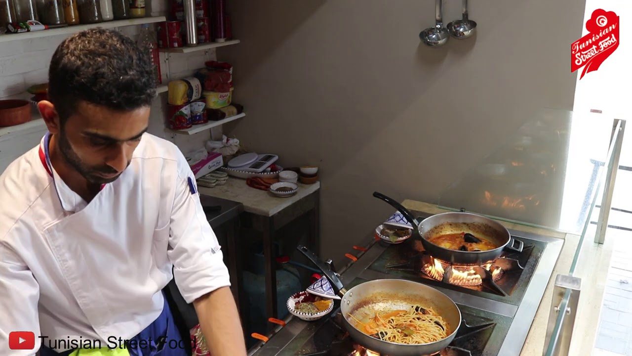 طباخ متقن 👨‍🍳طبقين في وقت واحد⏰  مقرونة🍝 وعجة🥚 بغلال البحر🦪🥘 مع الشاف بلال من مطعم لمنارة ببنزرت