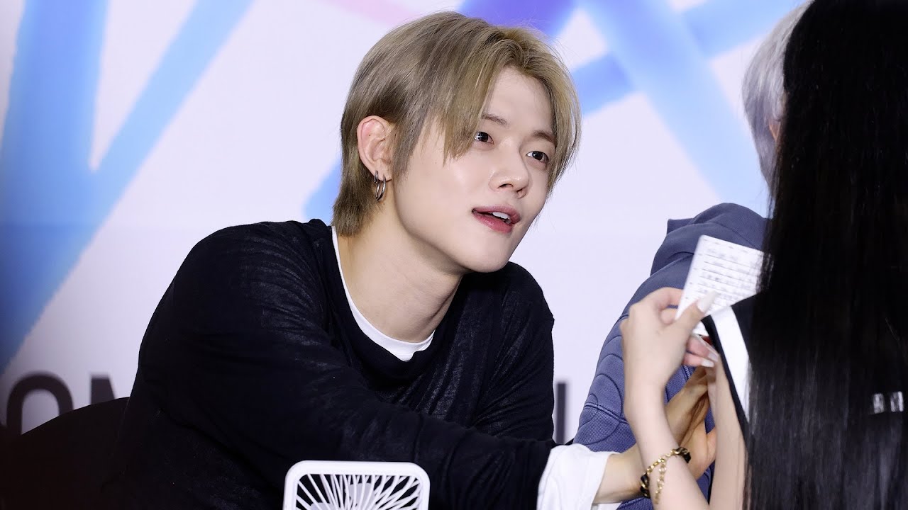 TXT 'YEONJUN' 사인 중인 연준 (투모로우바이투게더) 'The Star Chapter: TOGETHER' FANSIGN EVENT | 250723