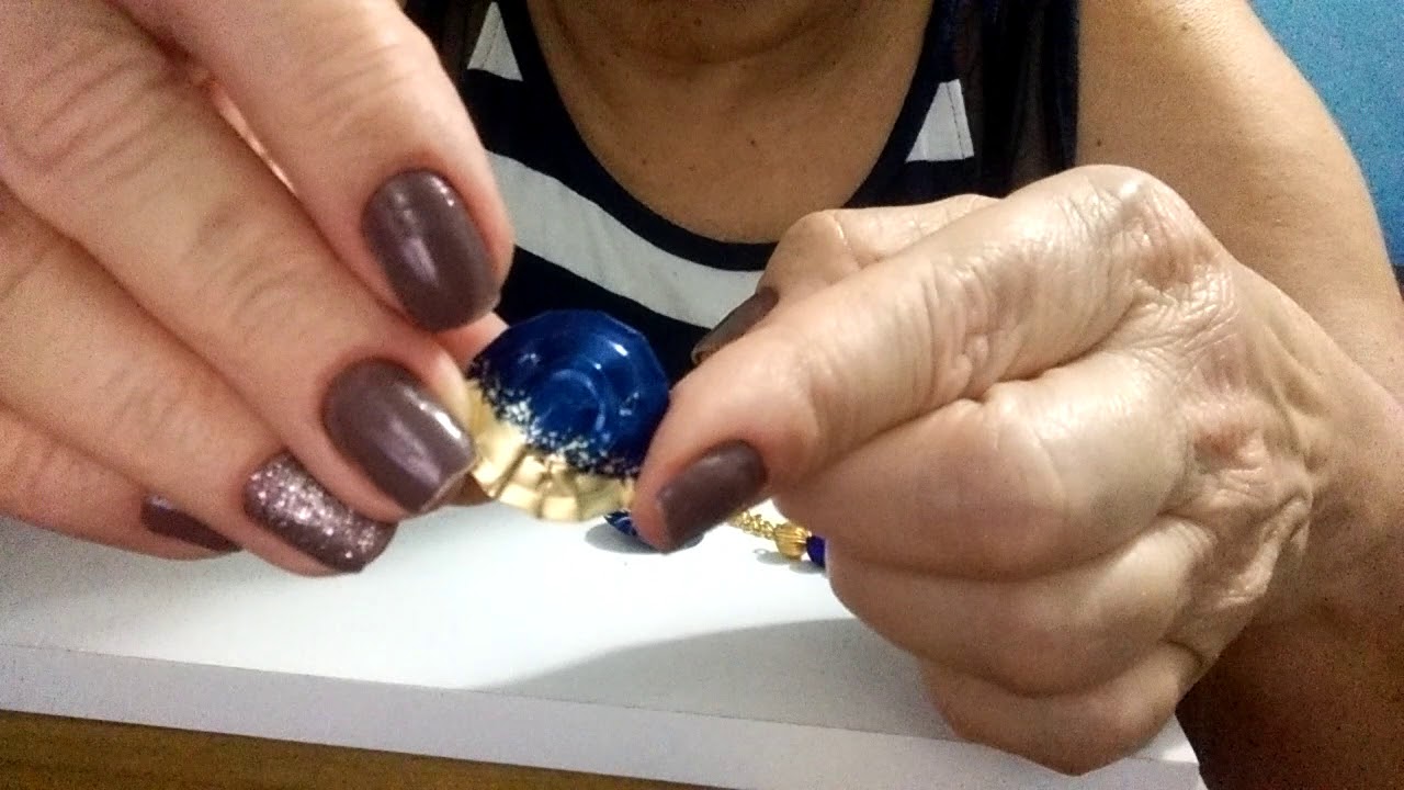 Colar e brincos com cápsulas de café.