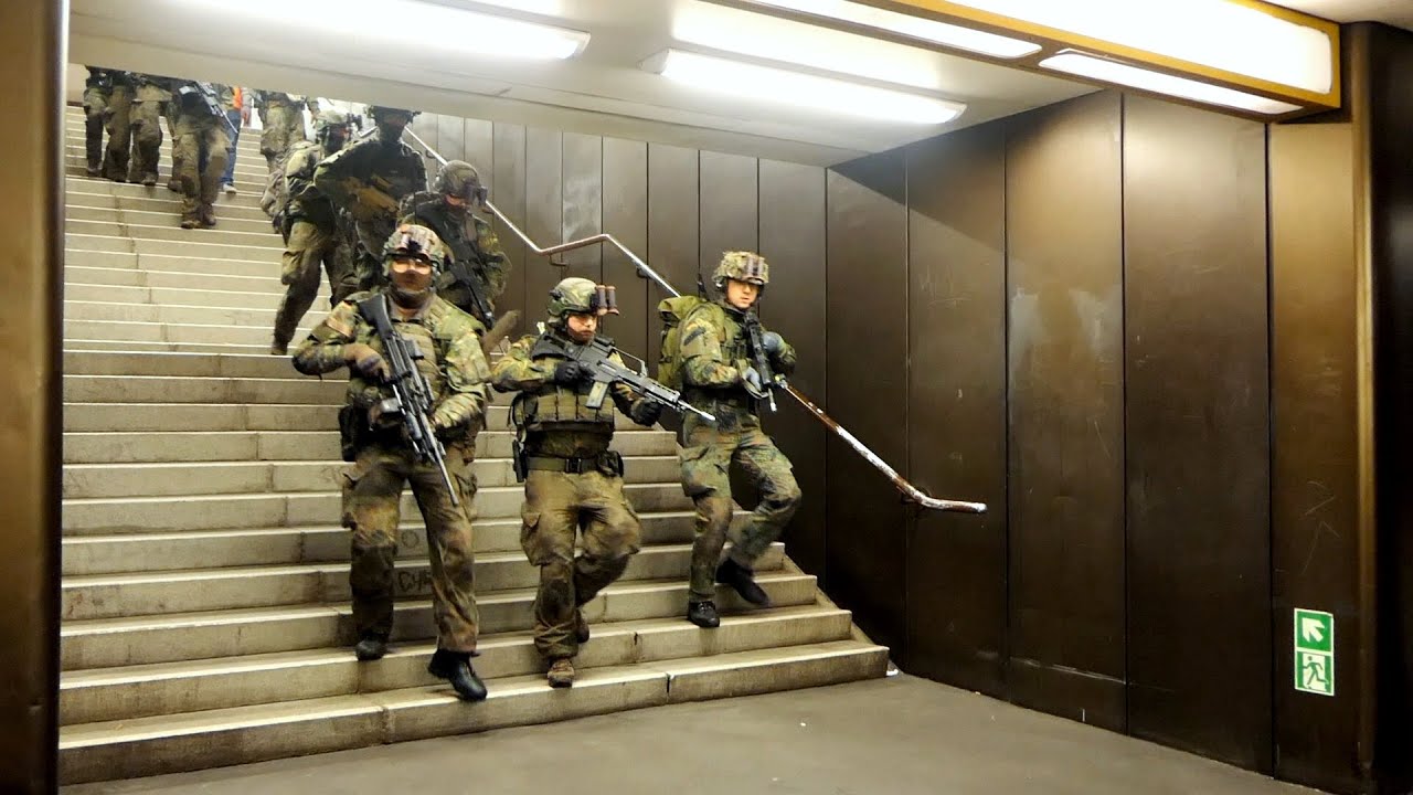 Wachbataillon trainiert Ortskampf im U-Bahnhof Jungfernheide - Bollwerk Bärlin