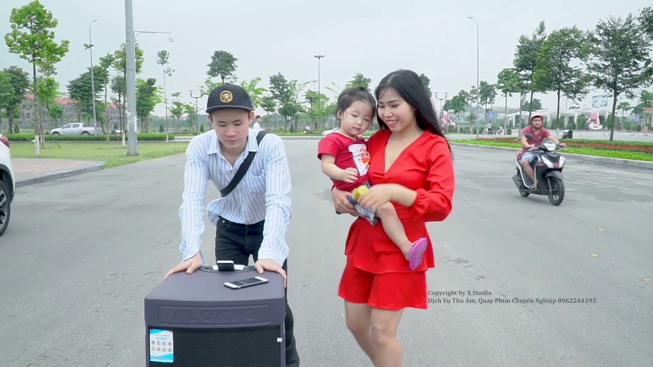 Mời Anh Về Thăm Quê Em - Hai Mẹ Con Hát Rong Khiến Người Nghe Rơi Nước Mắt - Nguyệt Anh